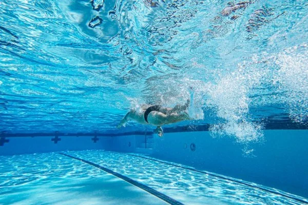 swimmer underwater technique